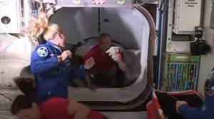 婴儿尤达抵达国际空间站与太空船员