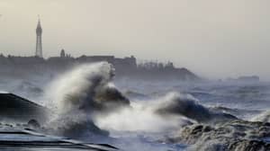 随着风暴海伦的临近，英国发出的“对生命的危险”警告