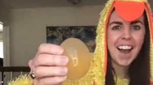 女人分享如何在奇怪的tiktok视频中制作一个“裸蛋”