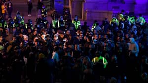 警察在伦敦打破非法的新年前夜派对