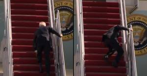 美国总统乔·拜登在登上空军一号时摔下楼梯