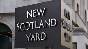 在纽约庆祝活动期间，四名男子在伦敦刺死了死亡