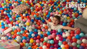 爸爸用26,000个塑料球填充休息室，以隐藏女儿的生日礼物