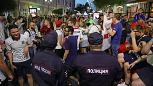 俄罗斯的Ultras道歉，返回旗帜，并与英格兰球迷击球
