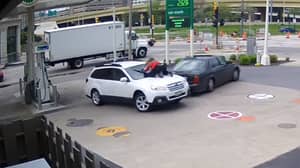 女人跳上她的车停止小偷开车