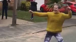 一个女人每天早上带着她的邻居们在街上跳着霹雳舞