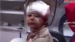 叙利亚女孩在致命的巴士爆炸中受伤可爱地微笑着