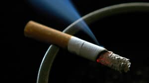 国会议员建议法律吸烟年龄从18比21升起