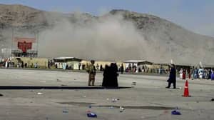 自杀炸弹袭击者袭击喀布尔机场附近，杀死至少70人