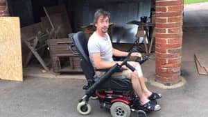 理查德·哈蒙德（Richard Hammond）在新视频中展示了定制的电动轮椅
