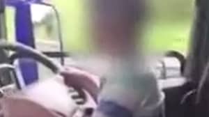 男子与高速公路上的男孩驾驶卡车的Snapchat录像被逮捕