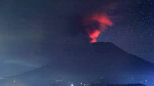 印度尼西亚的Agung Mount Mount在一周的接地航班中爆发了第二次