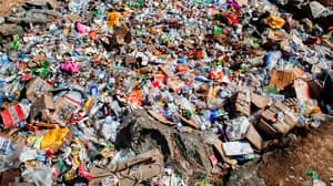 成堆的垃圾显示出旅游业对珠穆朗玛峰的影响