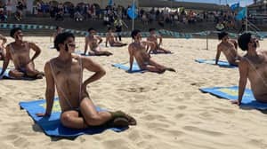 在Borat的“ Maskinis”碰撞邦迪海滩2特技中的四十个人