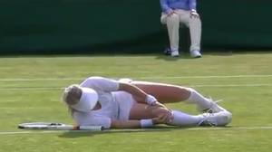 网球运动员Bethanie Mattek-Sands尖叫着恐怖伤害后'帮助我'