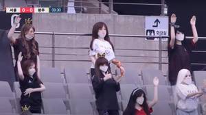 韩国足球队小心地使用性娃娃时装模特填补体育场道歉