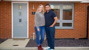 夫妇在20多岁时揭示了他们如何在昂贵地区购买自己的房屋