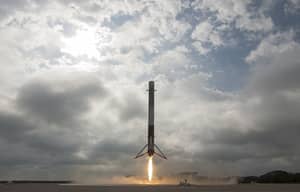 Spacex Rocket成功地落在地球上