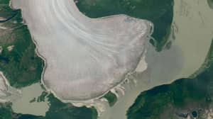 NASA卫星图像揭示了世界上最厚的山地冰川正在融化