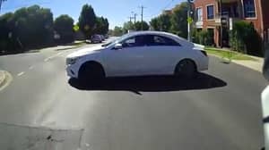 一段视频显示一辆摩托车撞向一辆奔驰汽车
