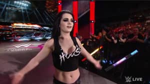 WWE的Paige从Live显示出伤后遭受伤害