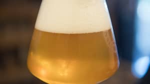在Coronavirus大流行期间免费服务于啤酒饮用者与小啤酒厂