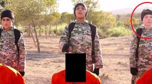 ISIS恐怖视频显示“英国男孩”处决囚犯