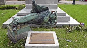 劳拉飓风吹下来并摧毁了争议的同盟雕像