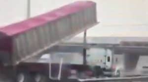 加拿大卡车司机忘记了降低拖车并粉碎进入立交桥