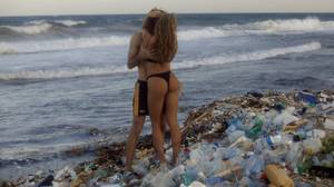 Pornhub加入斗争以清理塑料污染与“最脏的色情片”