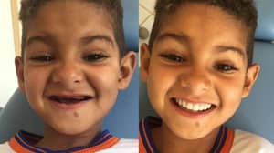 来自巴西的男孩得到了新的牙齿，他不能停止对此微笑