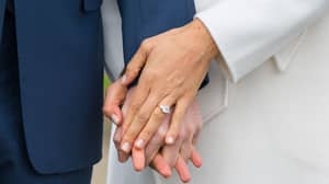 女人在她的男朋友买她一个'13万英镑'的订婚戒指后抱怨