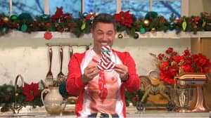 Holly Willoughby送给Gino D' acampo 'Willy Warmer'圣诞礼物
