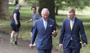 慢跑者震惊地看到查尔斯王子在他们的公园里漫步