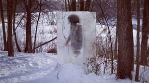 在神秘的穴居人雕像在明尼阿波利斯公园出现的公众困扰