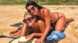 当局错误妈妈和女儿在海滩照片投诉后夫妇