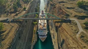 游轮成为有史以来最大的船只通过希腊的哥林多运河