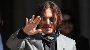 Johnny Depp将诽谤案例抵御太阳的“妻子打架”声明