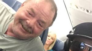 在飞机上，爸爸坐在尼克·乔纳斯旁边，却不知道他是谁