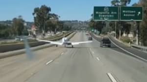 飞机被迫在加利福尼亚高速公路上紧急降落