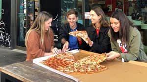 Domino在澳大利亚推出了最大的披萨