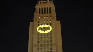 为了庆祝蝙蝠侠诞辰80周年，许多城市都投放了这个蝙蝠信号