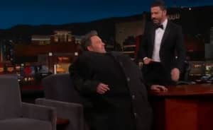 Ben Affleck试图将Matt Damon Spuggle Matting Matt Damon在他的外套里面的“Jimmy Kimmel Live”