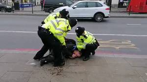 伦敦反封锁抗议者被警方逮捕时尖叫