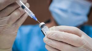现在有超过1500万英国的人至少收到一种疫苗剂量