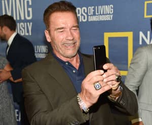 Arnold Schwarzenegger只有自拍照让他的保镖出来