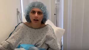 Mia Khalifa在曲棍球冰球伤害之后的乳房手术中分享视频