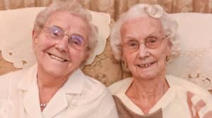 英国两个最大的双胞胎一起庆祝他们的101岁生日