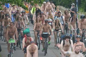 edl 3月在布里斯托尔冲突与世界赤裸的自行车骑行