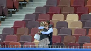 在空荡荡的世界杯体育场，加雷斯·索斯盖特在妻子的安慰下